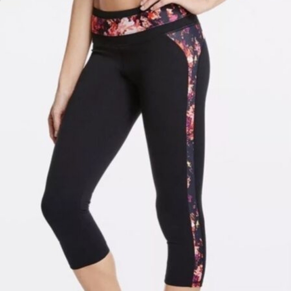 Fabletics Camacan Floral Black Capri Cropped Active Leggings Athleisure Workout - Picture 1 of 7